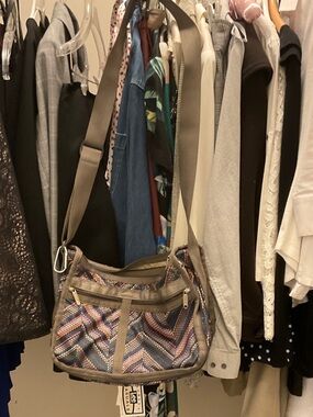 Lesportsac Chevron Pattern Shoulder Bag in Tan and Multi 👵🏼MT